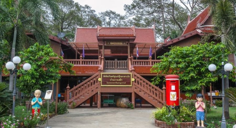 Ban Bang Sadet Court Doll Center