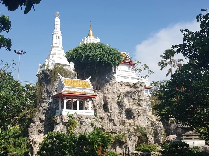 Wat Prayurawongsawas Warawihan : Khwam ngod-ngam khong chedi si khao rim fang Mae Nam Chao Phraya