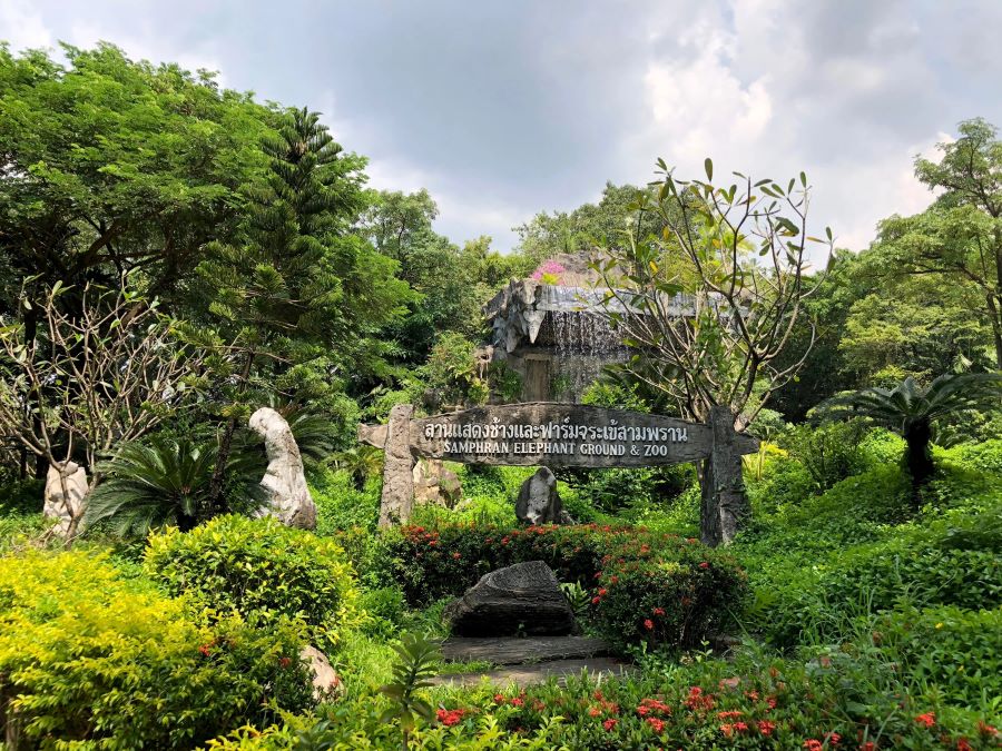 Samphran Elephant Ground & Zoo: Sathani Thongthiao thi Phroak Phan Sat lae Watthanatham Thai