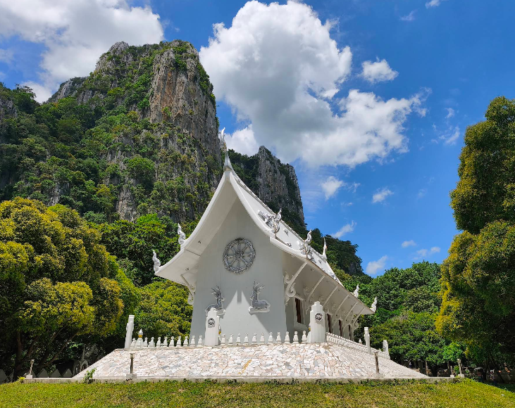 Wat Tham Phra Bodhisattva Saraburi : Suay Ngaam Tham Saksi Lae Sathit Phra Phuttha Sathit Nai Klang Thammachat Thai