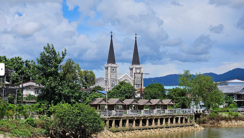 Cathedral of the Immaculate Conception Chanthaburi – Sathan thi anurak khwam sangsuk lae khwam suay ngam nai rim maenam Chanthaburi