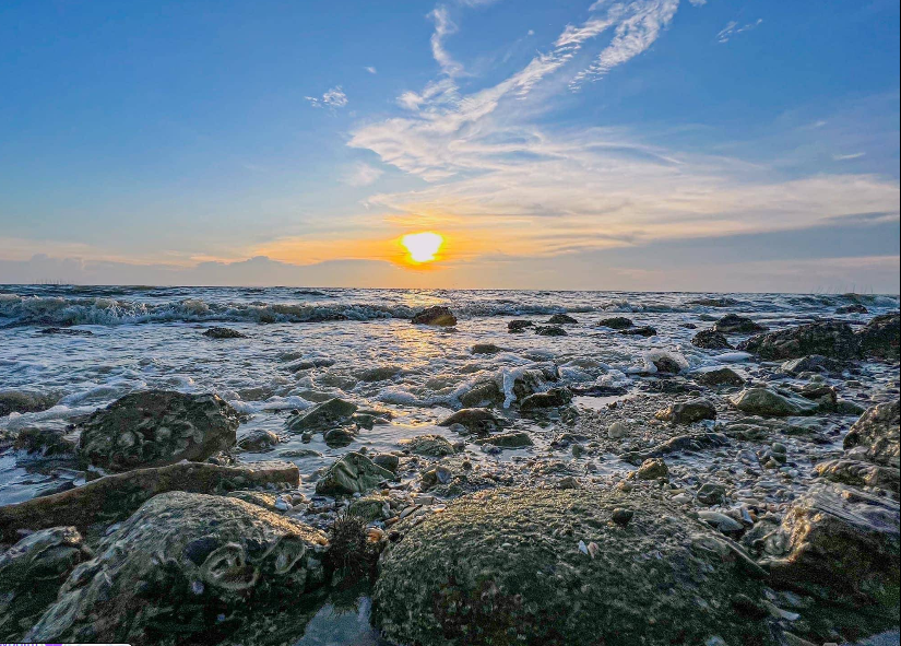 Khao Sam Muk : Phu khhao thi mi tamnan rak lae thammachat ngam nai mueang Chon Buri