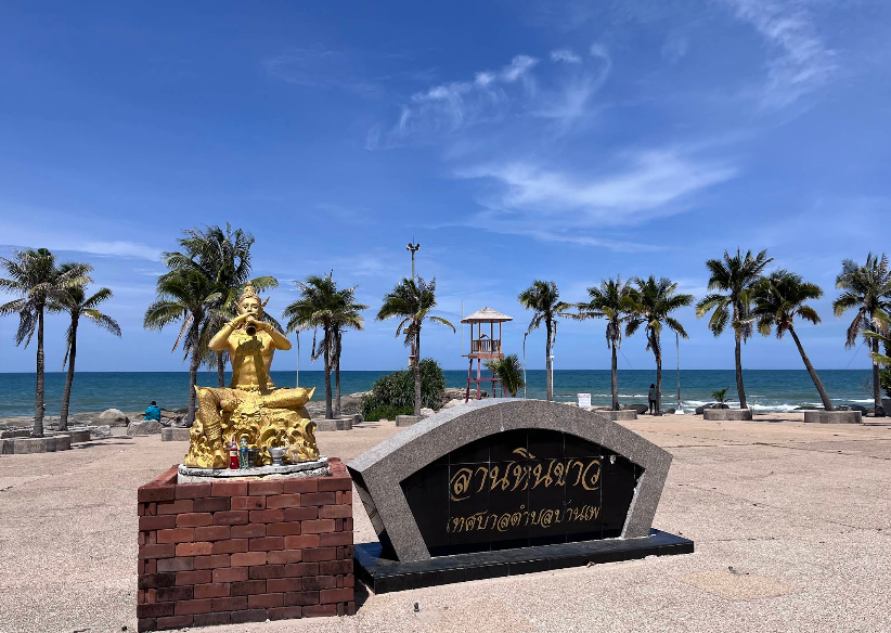 Mae Ramphueng Beach : Swannaphum Thammachat Thi Sngop Sngai Nai Rayong
