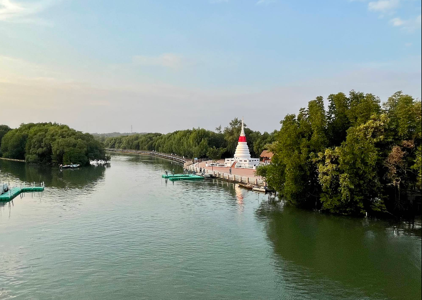 Phra Chedi Klang Nam : Sathaan Thammachat Lae Sathaan Saksi Thi Kae Nai Klang Nam Rayong