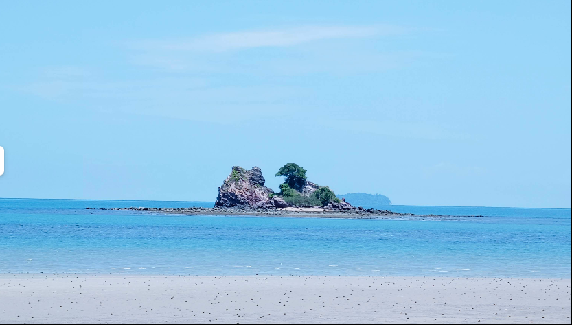 Laem Mae Phim Beach : Hattai suai nai Rayong thi suksan khwam sangop lae khwam saduak