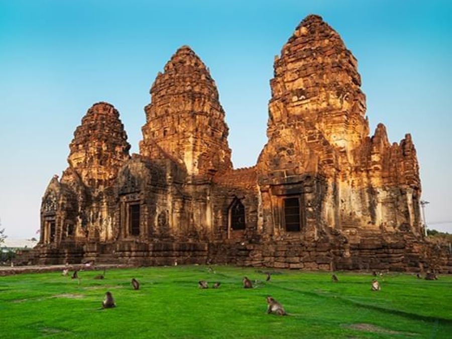 Phra Prang Sam Yot Lop Buri : Sathaban Prasat Sam Yot Thi Pen Moradok Khmer Thi Ngaam Tee Sut Nai Phra Thet Thai