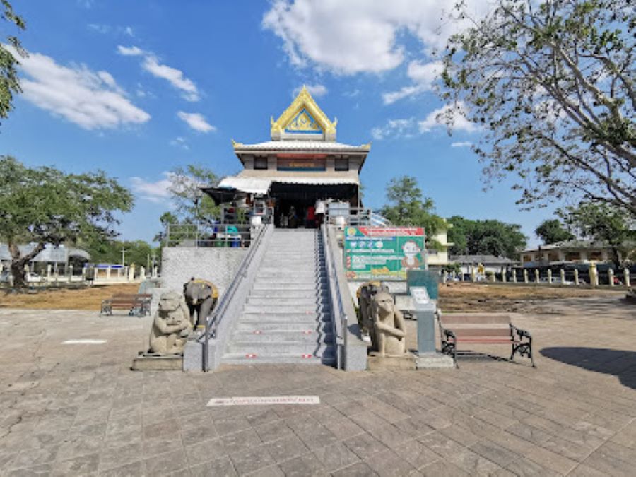 Phra Kan Shrine Lop Buri : Sathaan Saksi Sing Sakkon Lae Monyet Thi Pen Ruk Lae Satsana Thi Naksan