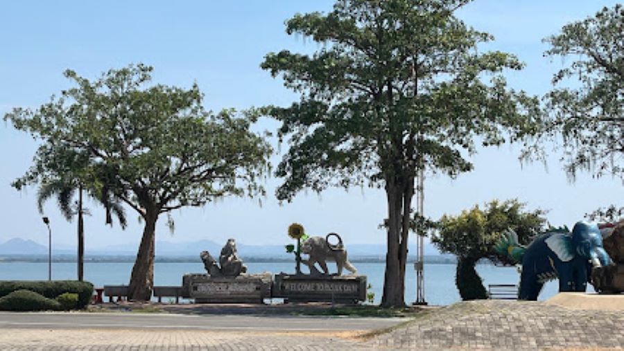 Pa Sak Jolasid Dam : Khwam suay ngam lae khwam yai khong khuen nam thi yai thi sut nai Lop Buri