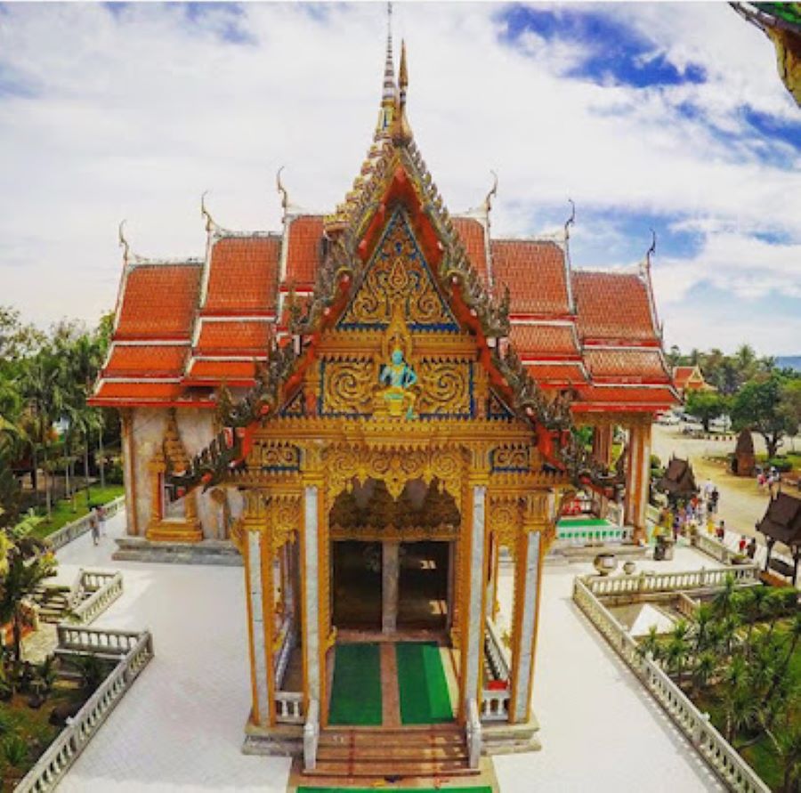 Wat Sao Thong Thong : Sathaan thi suay ngam lae sangop nai klang mueang boran Lop Buri