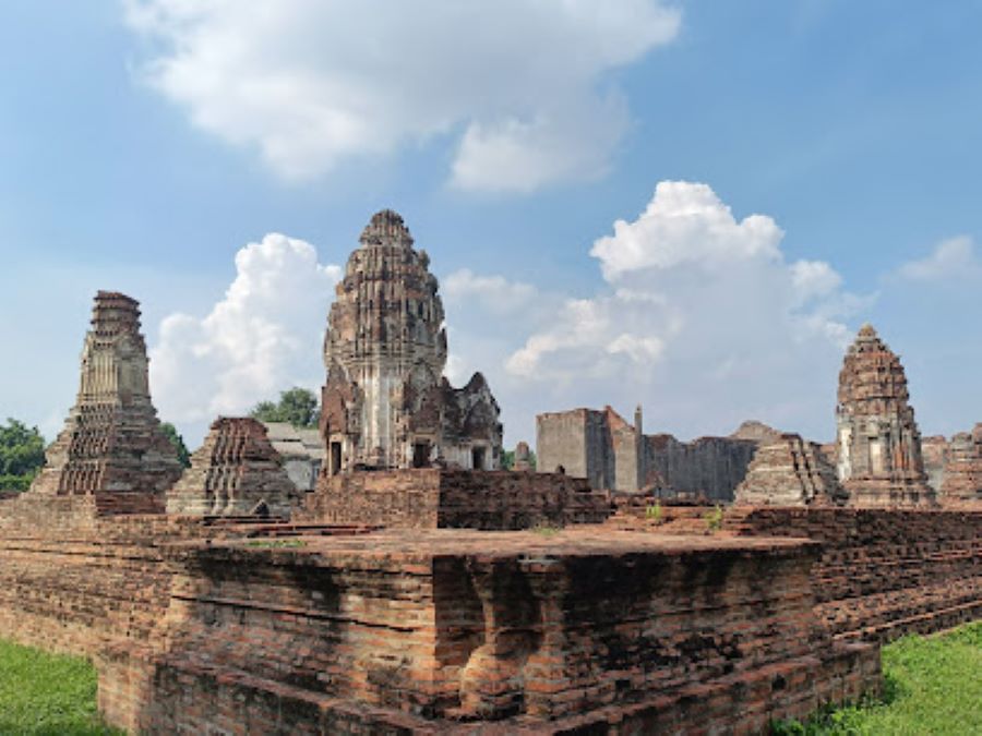 Wat Phra Si Ratana Mahathat : Sathan thang satsana lae sinlapa nai jai klang khong Phitsanulok