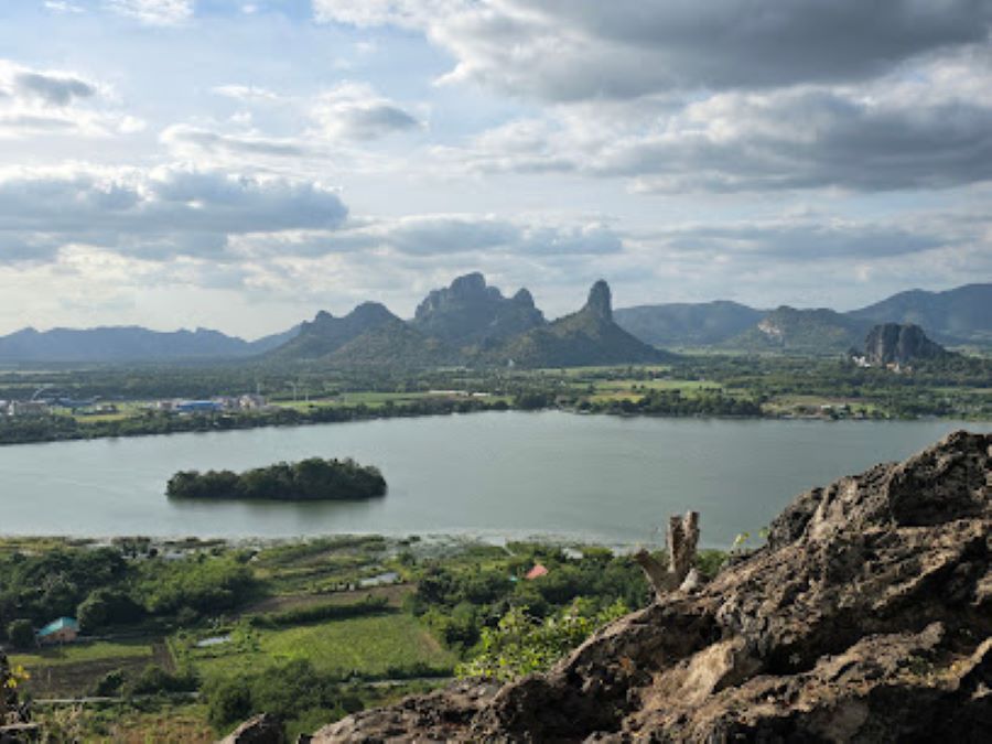 Sap Lek Reservoir Lop Buri : Sa-than thi thong thiao nai khwam sa-ngop klai klang thammachat