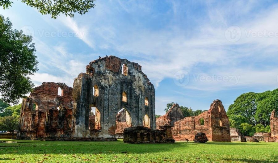 Phra Ratcha Nives Khong Phra Narai : Ruen Ratcha Wang Tee Sang Ngao Rong Nai Klaang Mueang Lopburi