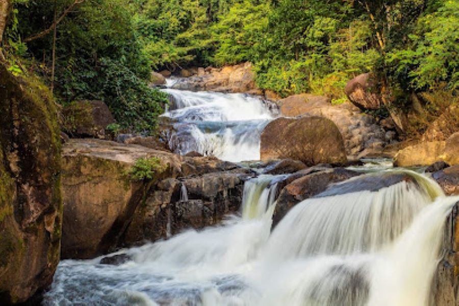 Nang Rong Waterfall (Namtok Nang Rong) : Khwam-ngam lae ruen-rueng jak Uthayan Haeng Chat Khao Yai