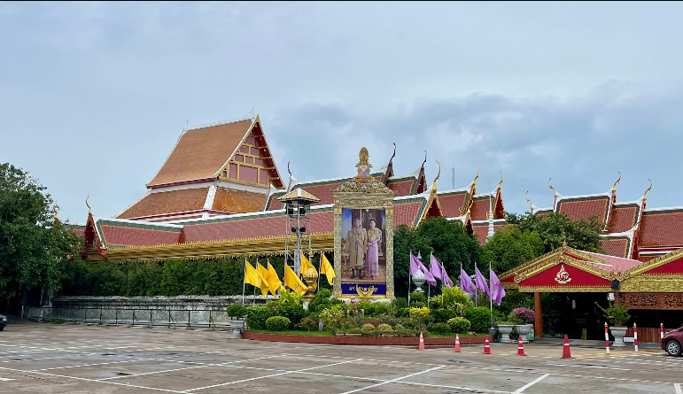 Wat Phanan Choeng : Wat boran thi mi patung phra yai lae ruangsao thi khwam saksit yang yut yu