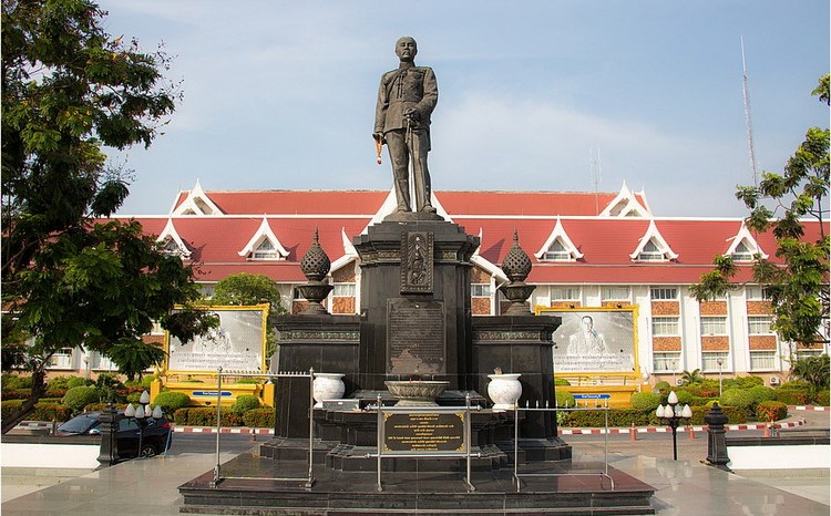 Makut Rommayasaran Park : Suan Suay Thi Ruam Sang Santi lae Prawattisat Nai Klang Krung Thep