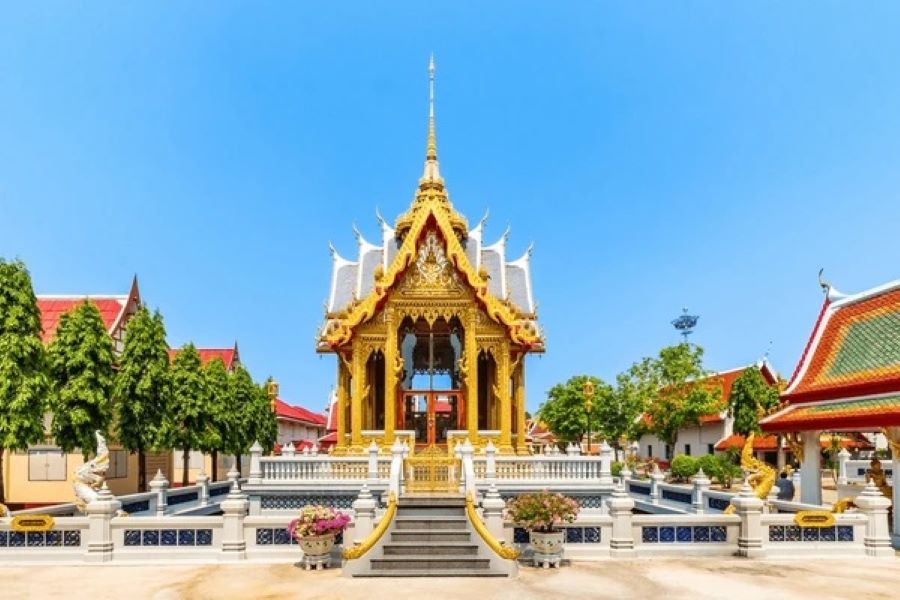 Khon Thii Yak Phop Khwam Sangop Jai Nai Wat Bang Phai (Royal Temple)