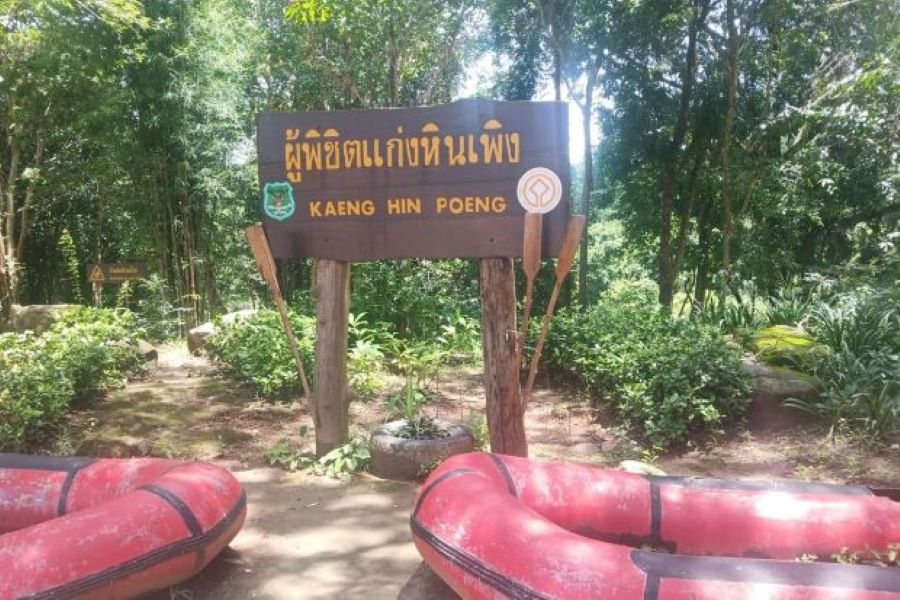 Kaeng Hin Phoeng – Sathaan thi thiao thamachat thi mee khwam ngam lae sornsan nai klaang pa