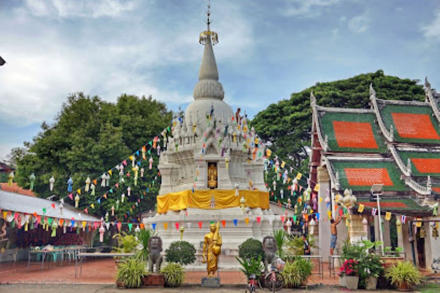 Wat Phra Borommathat Worawihan Nakhon Si Thammarat : Rorng Relik Singsut lae Khwamsuai Ngam Khong Chedi Thong Thiw