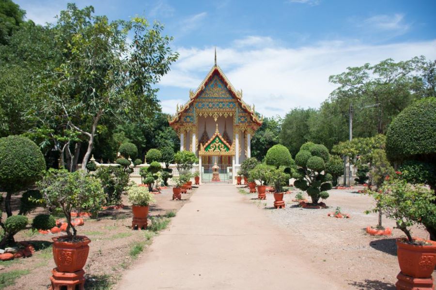 Wat Sa Kaeo Ang Thong : Wat Unik Thi Mi Khwam Samkhan Thang Sangkhom Lae Saetthi Phutthasatsana Nai Prathet Thai