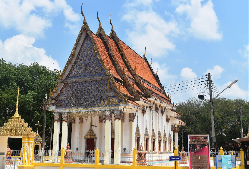 Wat Nakhon Tham : Phop Phan Mistik lae Khwam Suay khong Wat Hin Lom Lai nai Sa Kaeo, Thailand