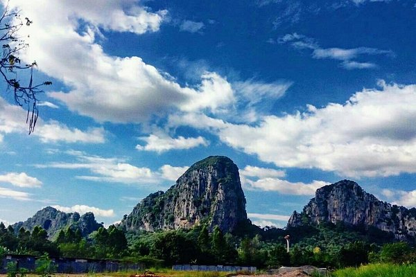 Sa Kaeo Sa Khwan Pond : Sa-tee Thi Sangkhob lae Ngob-ngam nai Mueang Sa Kaeo